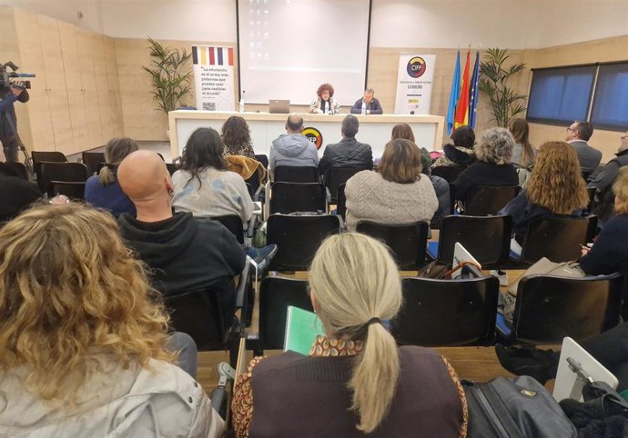 La consejera de Derechos Sociales y Bienestar del Principado, Marta del Arco, y el director del centro de formación profesional Cerdeño, Jorge Luis Salcedo, en la inauguración del curso.