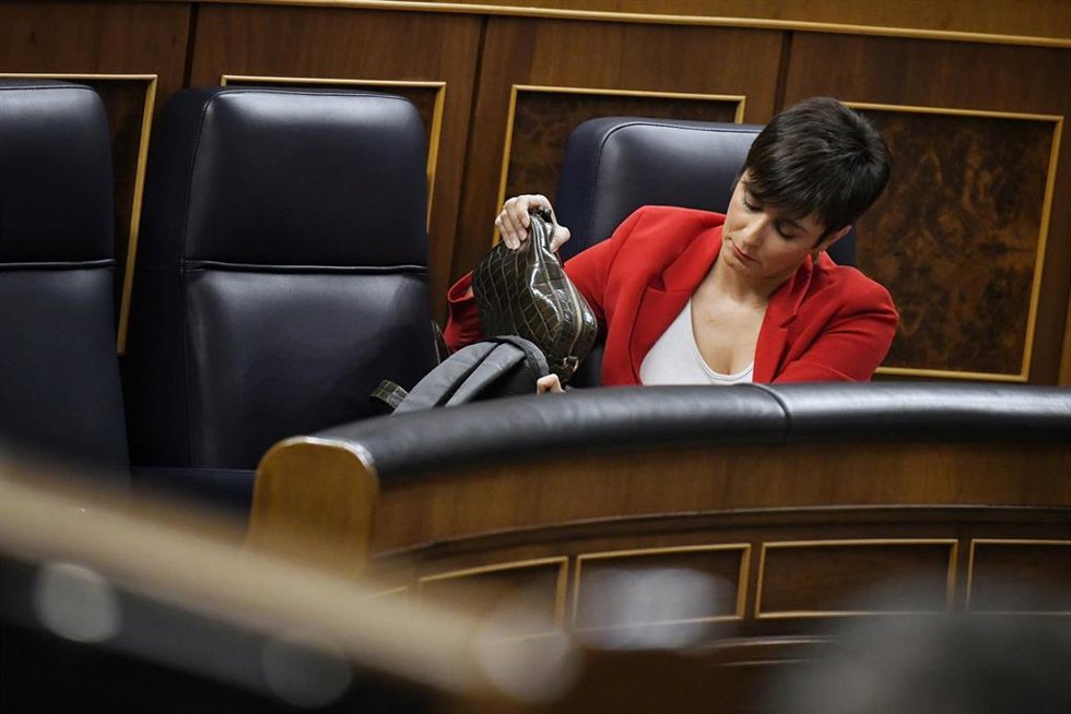 Archivo - La ministra de Vivienda, Isabel Rodríguez, durante una sesión plenaria en el Congreso de los Diputados, a 23 de octubre de 2024, en Madrid (España).