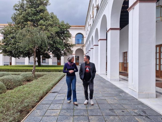 La nueva parlamentaria del Grupo Mixto-Adelante Andalucía, Begoña Iza, este martes en un patio del Parlamento junto al portavoz del partido y del grupo, José Ignacio García.