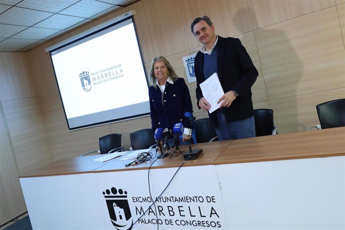 La alcaldesa de Marbella, Ángeles Muñoz, junto  con el portavoz municipal, Felix Romero.