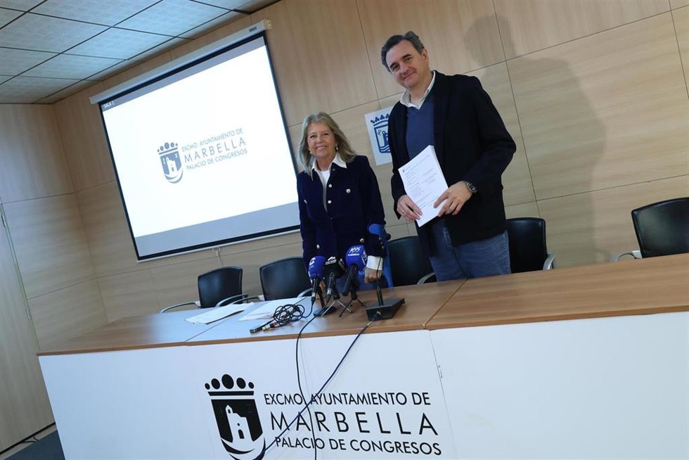 La alcaldesa de Marbella, Ángeles Muñoz, junto con el portavoz municipal, Felix Romero.