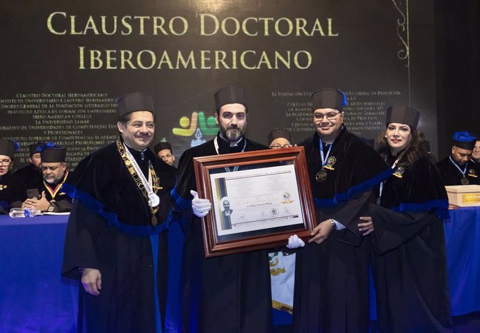 Dr. Pedro Navarro Illana, Presidente-Canciller de TECH Universidad, recibiendo el título de Doctor Honoris Causa