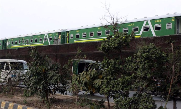 Un tren de pasajeros y mercancías en Pakistán (Archivo)