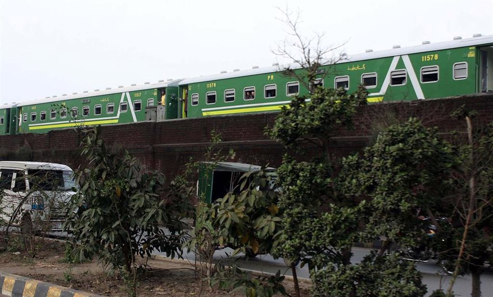 Un tren de pasajeros y mercancías en Pakistán (Archivo)