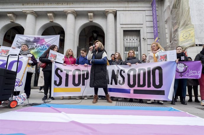Archivo - La activista y presidenta de la Federación Plataforma Trans, Mar Cambrollé, interviene durante una concentración convocada por la Federación Plataforma Trans, frente al Ministerio de Igualdad, a 9 de enero de 2024, en Madrid (España). 