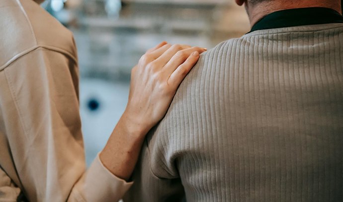 Una mujer ofrece apoyo a un compañero.