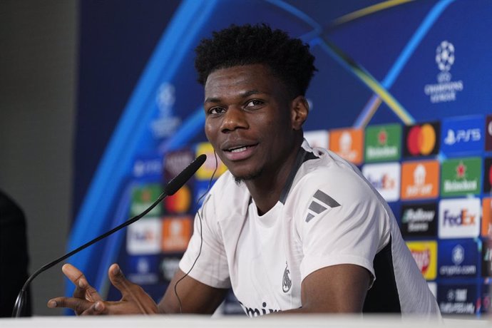 Aurelien Tchouameni participa de sua coletiva de imprensa durante o dia de treinamento do Real Madrid antes da partida de futebol contra o Atlético de Madri pela segunda rodada da Liga dos Campeões da UEFA, oitavas de final, na Ciudad Deportiva Real Madri
