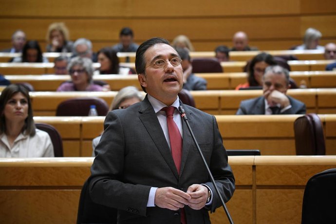O Ministro das Relações Exteriores, União Europeia e Cooperação, José Manuel Albares, fala durante uma sessão de controle no Senado, em 25 de fevereiro de 2025, em Madri (Espanha). O governo responde por mais uma semana às perguntas do Senado em uma