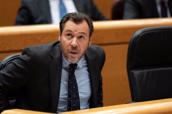 El ministro de Transportes y Movilidad Sostenible, Óscar Puente, durante una sesión de control en el Senado, a 11 de marzo de 2025, en Madrid (España). 