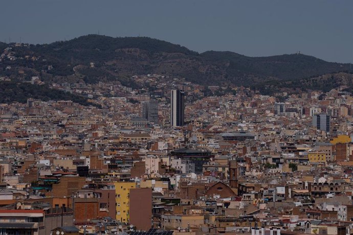 Archivo - Varios edificios de viviendas vistos desde el mirador del Poble Sec,  a 17 de mayo de 2023, en Barcelona, Cataluña (España). 