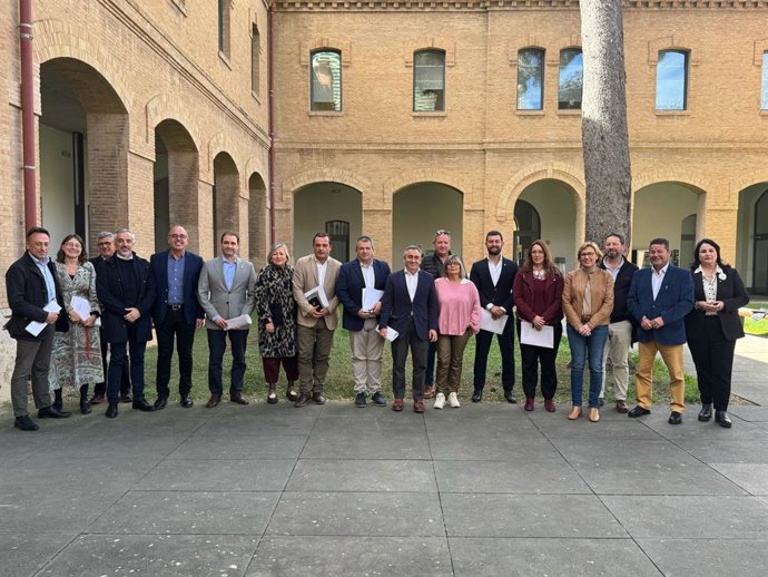 El Conseller de Agricultura, Agua, Ganadería y Pesca, Miguel Barrachina, se reúne con representantes de las diputaciones y ayuntamientos por el recorte de los días de pesca impuestos por la Unión Europea.