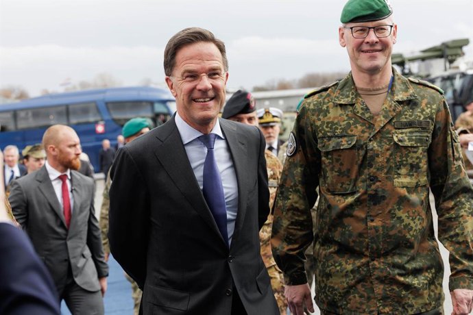 O Secretário-Geral da OTAN, Mark Rutte, com o Diretor da NALT, General de Brigada Christian Nawrat, em Kosovo.