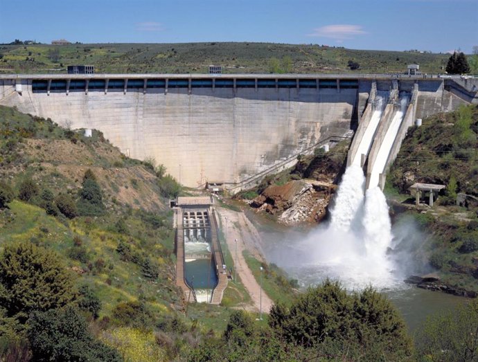 Desembalse de agua en un pantano madrileño