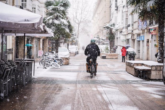 Archivo - Un ciclista circula por una de las calles de Vitoria-Gasteiz tras la intensa nevada caída sobre la ciudad a 27 de febrero de 2023 (archivo)