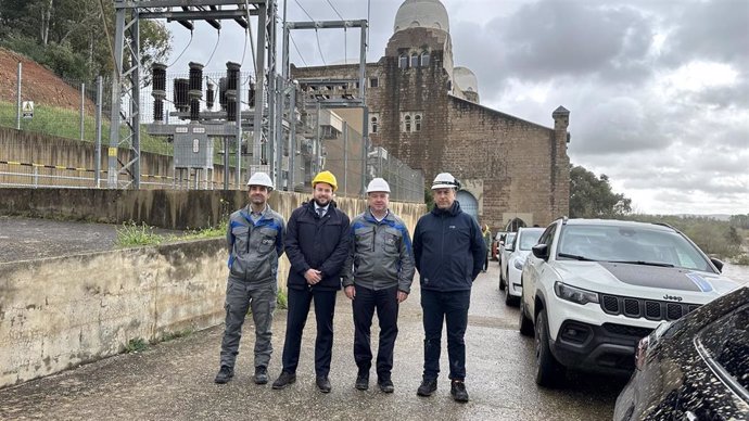 El delegado territorial de la Junta de Andalucía, Agustín López (segundo por la izda.) y el director de la Unidad de Producción Hidráulica de Endesa en la Zona Sur, Tomás Chica (tercero), en su visita a la central.