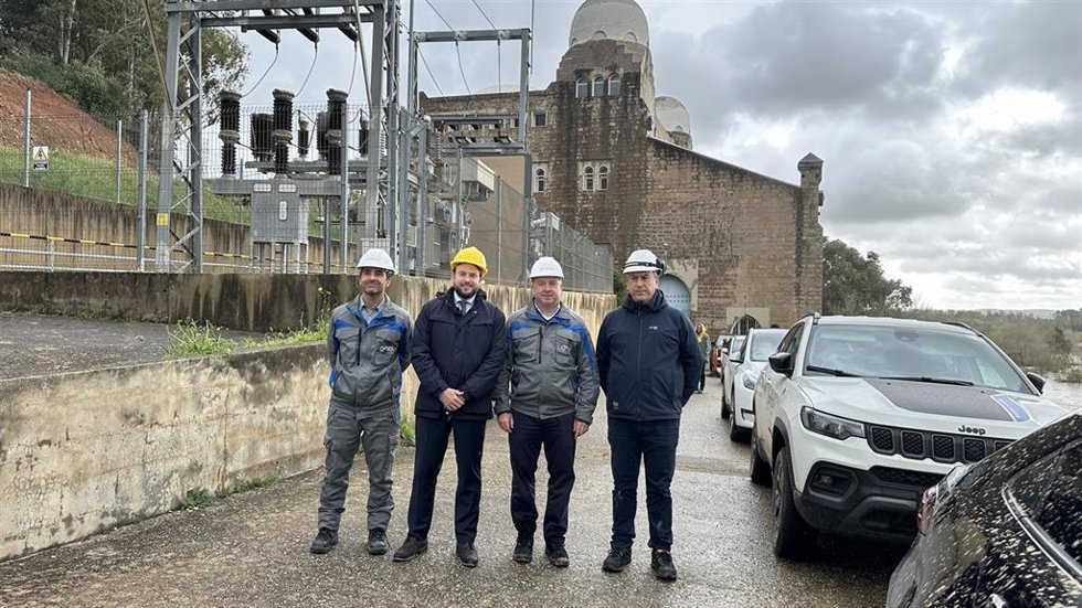 El delegado territorial de la Junta de Andalucía, Agustín López (segundo por la izda.) y el director de la Unidad de Producción Hidráulica de Endesa en la Zona Sur, Tomás Chica (tercero), en su visita a la central.