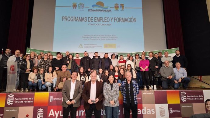 Emilio Martínez y María Dolores Gálvez (delante, centro), en el acto inaugural celebrado en Posadas.