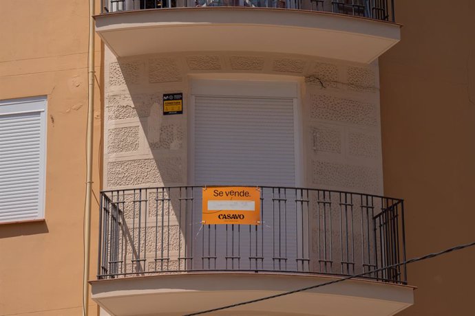 Archivo - Cartell de 'Se vende' en un balcó d'un habitatge