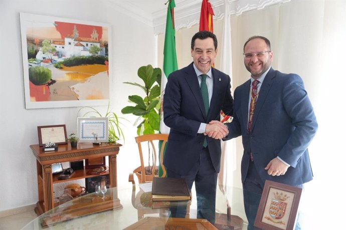 El presidente de la Junta de Andalucía, Juanma Moreno, junto al alcalde de Castellar de la Frontera, Adrián Vaca, en una visita institucional al Ayuntamiento.