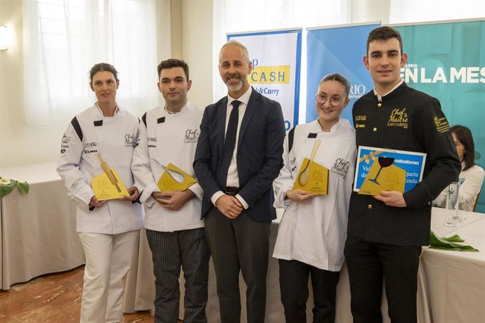 El consejero de Formación Profesional, Sergio Silva, con los ganadores del concurso Chef & Maitre Cantabria