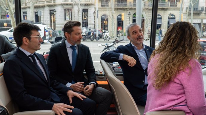 L'alcalde de Barcelona, Jaume Collboni, dins el minibús