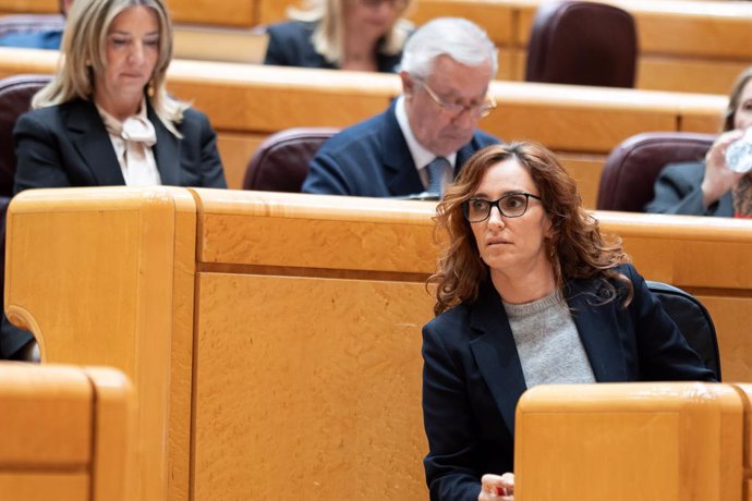 A Ministra da Saúde, Mónica García, durante uma sessão de controle no Senado, em 11 de março de 2025, em Madri (Espanha). O Partido Popular defende uma moção na sessão plenária do Senado para instar o governo espanhol a iniciar "imediatamente"
