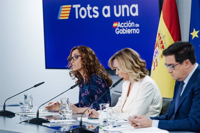 Imagen de la ministra de Sanidad, Mónica García; la ministra Portavoz, Pilar Alegría y el ministro para la Transformación Digital y de la Función Pública, Óscar López, durante una rueda de prensa posterior a la reunión del Consejo de Ministros.