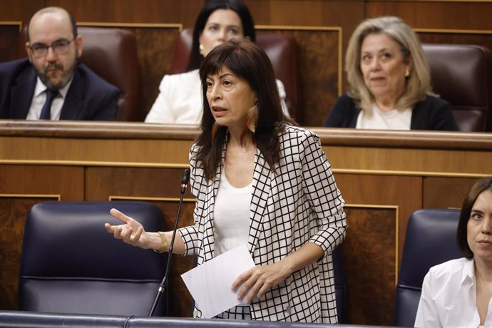 La ministra de Igualdad, Ana Redondo, interviene durante una sesión de control al Gobierno en el Congreso de los Diputados, a 26 de febrero de 2025, en Madrid (España). 