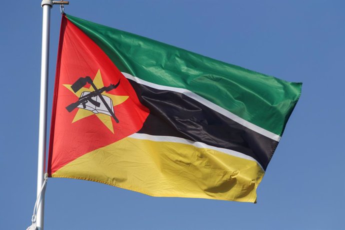 Archivo - September 25, 2024, Saint Petersburg, Russia: The national flag of the Republic of Mozambique, fluttering in the wind on a flagpole in Saint Petersburg, Russia.