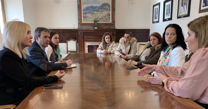 Reunión con representantes de las ampas de los centros Alfonso Sancho y Almadén.