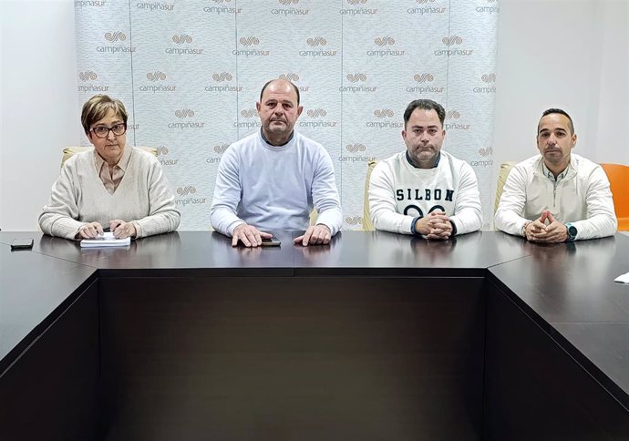 Francisca Carmona y Miguel Ruz (izda.) se han reunido, en nombre de la Mancomunidad Campiña Sur, con representantes de los trabajadores del servicio de ambulancias del Sur de la provincia.