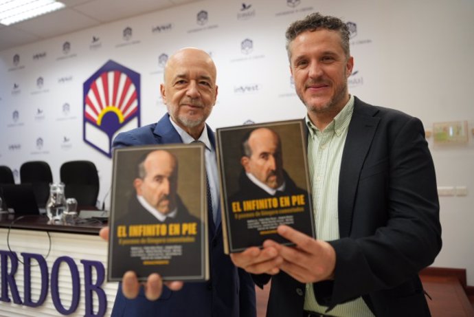 Joaquín Roses e Israel Muñoz en la presentación del libro 'El infinito en pie: ocho poemas de Góngora comentados'.