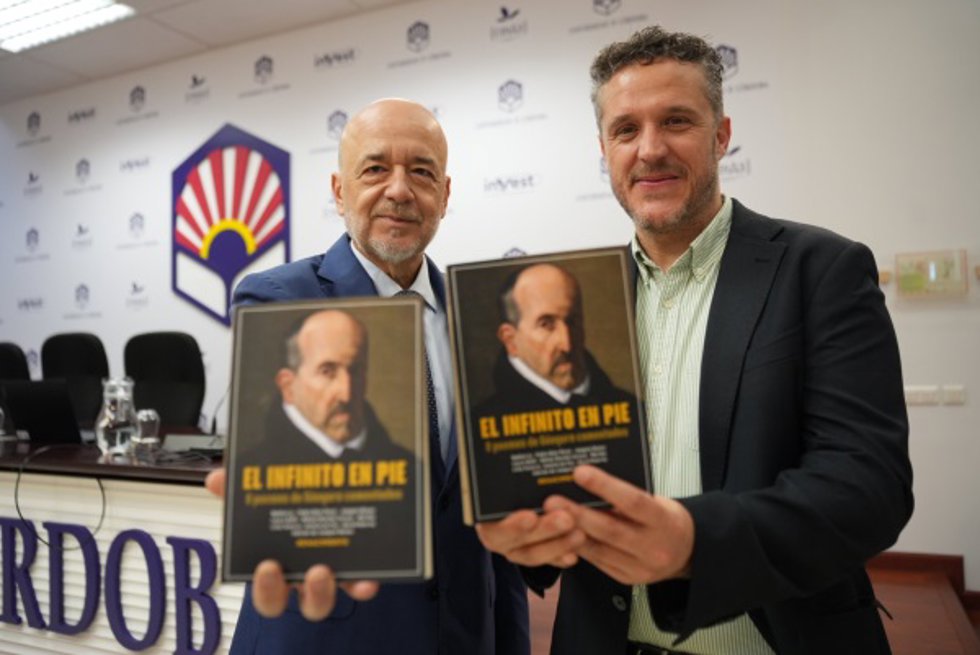 Joaquín Roses e Israel Muñoz en la presentación del libro 'El infinito en pie: ocho poemas de Góngora comentados'.