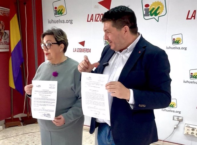 El coordinador provincial de IU Huelva, Marcos Toti, y la coordinadora de IU en Huelva capital, Mónica Rossi, en rueda de prensa.