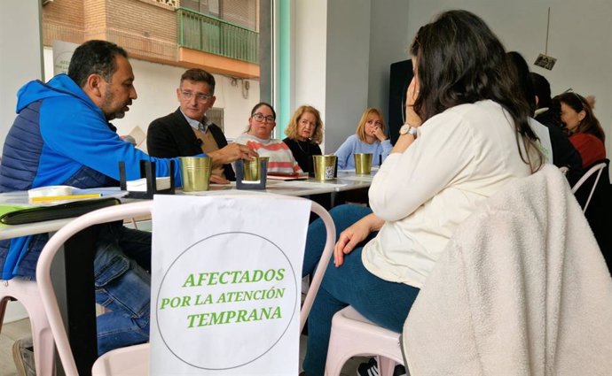 El parlamentario andaluz del PSOE José Luis Sánchez Teruel se reúne con la plataforma de afectados por la atención temprana en Almería.
