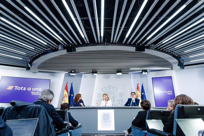 (I-D) La ministra de Sanidad, Mónica García; la ministra Portavoz, Pilar Alegría y el ministro para la Transformación Digital y de la Función Pública, Óscar López, durante una rueda de prensa posterior a la reunión del Consejo de Ministros.