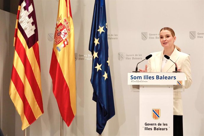 Archivo - La presidenta del Govern, Marga Prohens, durante una rueda de prensa en el Consolat de Mar.