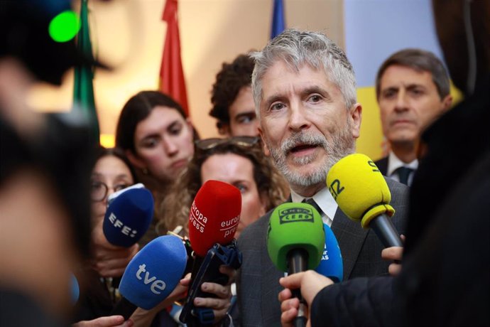 El ministro del Interior, Fernando Grande-Marlaska, este martes en declaraciones a los medios de comunicación en Sevilla.