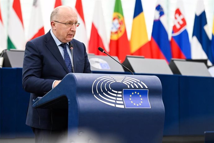 El comisario de Defensa, Andrius Kubilius, en el pleno del Parlamento Europeo en Estrasburgo.