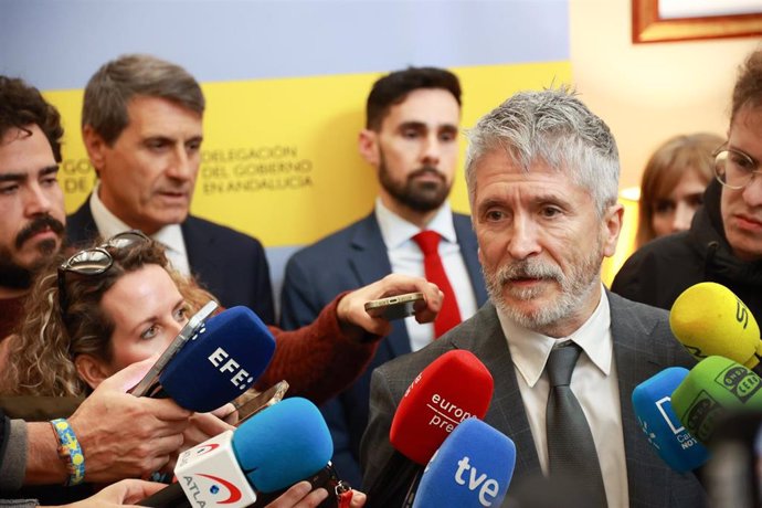 El ministro del Interior, Fernando Grande-Marlaska, atiende a los medios tras la reunión sobre el FpD4. A 11 de marzo de 2025, en Sevilla (Andalucía, España). El ministro del Interior, Fernando Grande-Marlaska, ha presidido en Sevilla una reunión de coord