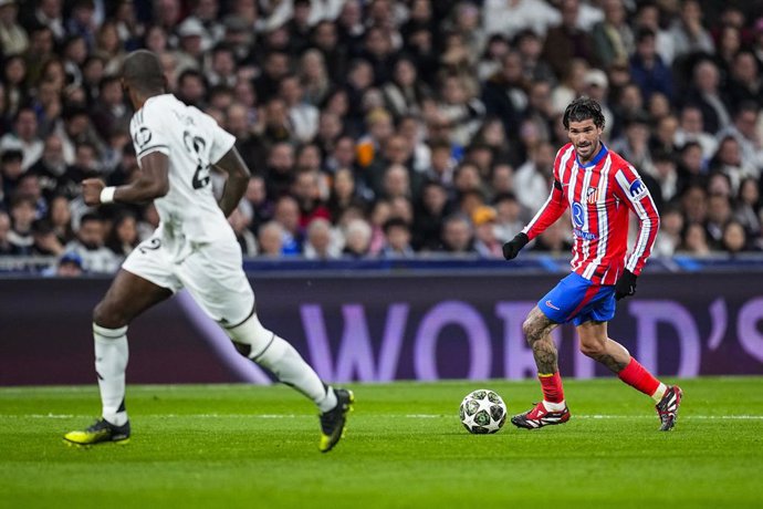 Rodrigo de Paul, do Atlético de Madrid, em ação durante a partida de ida das oitavas de final da Liga dos Campeões da UEFA 2024/25 entre Real Madrid CF e Atlético de Madrid, no estádio Santiago Bernabeu, em 4 de março de 2025, em Madri, Espanha.