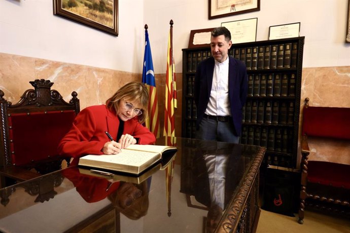 La presidenta de la Diputación de Barcelona, Lluïsa Moret, firma el libro de honor de Berga durante su visita
