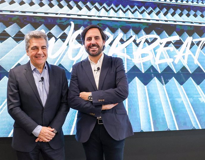 El CEO de Ricoh en España y Portugal, Ramón Martín (i), y el responsable comercial de Grandes Cuentas y nuevo director de la oficina de Madrid, Javier Bernárdez (d).