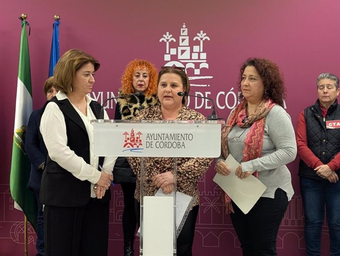 Irene Ruiz (izda.) y Alicia Moya (dcha.) observan la intervención de una trabajadora del SAD de Córdoba.