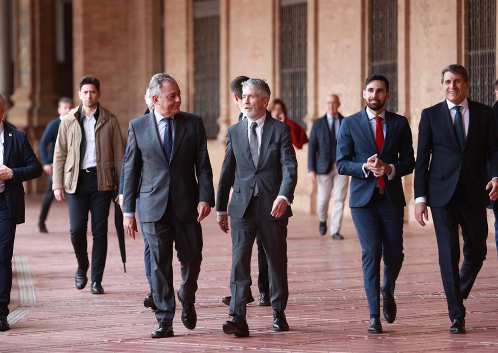 El ministro del Interior, Fernando Grande-Marlaska (2i), junto al delegado del Gobierno, Pedro Fernández (1d), el alcalde de Sevilla, José Luis Sanz (1i), y el secretario de Estado Rafael Pérez (2d), a la llegada a la reunión sobre el FpD4. A 11 de marz