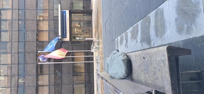 Saco de dormir de un ciudadano marrquí en huelga de hambre frente a la Consejería de Servicios y Derechos Sociales del Principado de Asturias en Oviedo.
