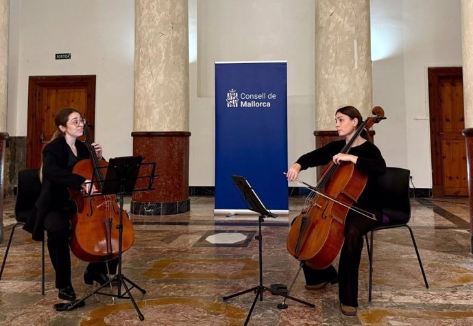 El dúo de violonchelos formado por Irene Laguna y Maria Biarge, este martes en el concierto.