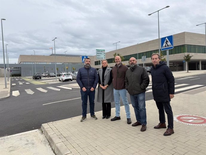 Representantes de Vox y el médico Daniel Marchal en las puertas del Hospital de Palma del Río.