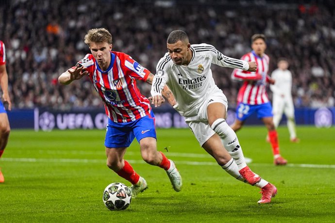 Pablo Barrios of Atletico de Madrid and Kylian Mbappe of Real Madrid in action during the UEFA Champions League 2024/25  League Round of 16 First Leg match between Real Madrid CF and Atletico de Madrid, at Santiago Bernabeu stadium on March 04, 2025, in M