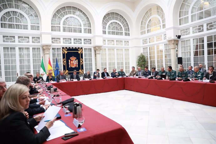 El ministro del Interior, Fernando Grande-Marlaska, junto al delegado del Gobierno, Pedro Fernández, el alcalde de Sevilla, José Luis Sanz, y el secretario de Estado Rafael Pérez, durante la reunión sobre el FpD4. A 11 de marzo de 2025, en Sevilla (Andalu